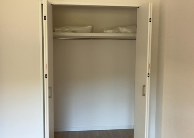 【収納】 | ドミナス多摩・南大沢 | デザイン性を重視しすぎて収納が少なかった！なんてことにならないため、事前に現地で収納の数を確認しておくことをお勧めします。クローゼット以外にも床下収納や屋根裏収納、パントリーなどもチェックしましょう。