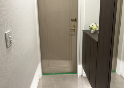 【玄関】 | ドミナス多摩・南大沢 | 玄関は家の顔でもあり、家族以外の目にも止まる場所です。玄関は外との間を仕切る扉、靴などをしまっておく収納スペース、靴脱ぎのたたきスペース、来客とのやり取りをするドアホンなど複数のアイテムからなります。