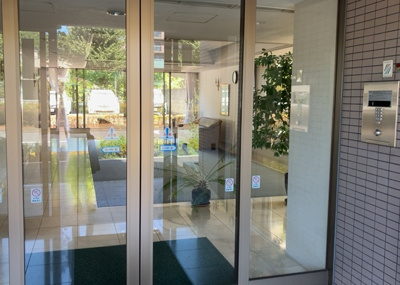 【エントランス】 | ドミナス多摩・南大沢 | マンションのエントランスには、もともと風よけや防犯の役割がありますが、マンションによって宅配ボックスなどの設備が備わっている所もあります。日々の生活をイメージしながら生活しやすさをチェックしましょう。