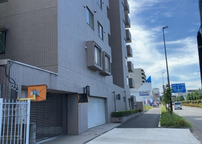 【現況写真】 | ドミナス多摩・南大沢 | 外観はマンション管理がされているかの目安になります。築年数が古いと、壁面は劣化してひび割れが生じることも！建物が古びていても細かいところが修繕されていると、きちんと管理されているなぁと感じるでしょう。