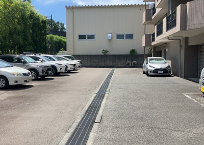 【駐車場】 | ドミナス多摩・南大沢 | 車一台あたりに必要なスペースは、標準サイズの普通自動車で横幅2m50cm、長さ5mは必要になります。ただし、乗降のことも考慮して横幅3m30cm、長さ5m50cmほどは確保できるところを選びましょう。