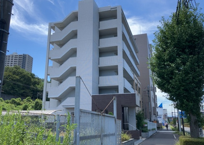 【外観】 | ドミナス多摩・南大沢 | マンションの外観は非常に重要なポイントです！外観の善し悪しは資産価値に大きな影響を与えます。外観のいいマンションを購入することで、高値で売却がしやすく、買い手が見つかりやすいというメリットがあります。