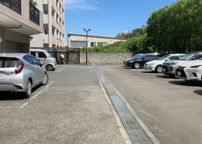 【駐車場】 | ドミナス多摩・南大沢 | 駐車場と明記されていても、最小スペースでつくられた駐車場だと大型車は駐車できなかったり、出入りしにくくなったりする可能性があります。お車のサイズと購入したい物件の駐車場のサイズを現地で確認しましょう。