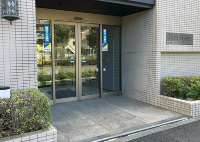 【庭】 | ドミナス多摩・南大沢 | 物件によっては、入居者が個人的に使用できる専用庭がついているものもあります。また、住宅の中にある土間の部分を庭と呼ぶこともあります。庭の用途は住む人によって変わり、それによってデザインもさまざまです。