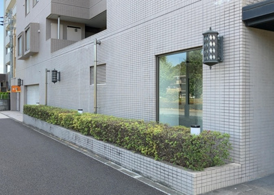 【中庭】 | ドミナス多摩・南大沢 | 中庭（パティオ）とは、一つの建築物の内部に設けられた、壁などで囲われている庭のことを指します。コの字型、ロの字型が主流ですが、L字型の中庭もあります。最近では、インテリア性の高さからも人気があります。