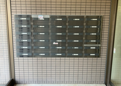 【設備】 | ドミナス多摩・南大沢 | エントランス付近に設置されている集合ポストは、住んでいる部屋と離れているため、ポストをあさるなど誰かに何かされていても被害に気づきにくいです。入居する時には他人に特定されにくい番号で鍵をかけましょう！