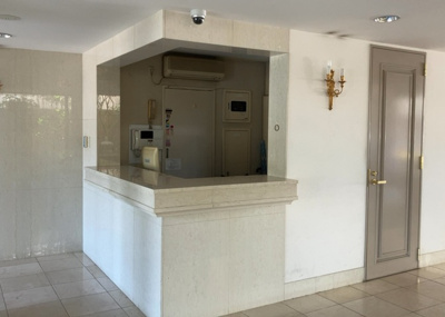 【受付】 | ドミナス多摩・南大沢 | 受付はマンションコンシェルジュがいる場合もあれば、管理人が滞在する小部屋を総称して呼ぶことがあります。主にエントランスに設置されていることから、防犯面でも期待ができます。防犯設備がない場合はより安心！