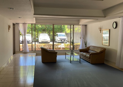 【ロビー】 | ドミナス多摩・南大沢 | ラウンジは、マンションの共用スペースに椅子やテーブルなどを配置した利用者が寛げる空間です。屋内型ラウンジと屋外型ラウンジがあります。共用部分の管理状況と合わせて、詳細については現地でご確認ください。