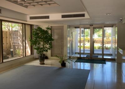 【ロビー】 | ドミナス多摩・南大沢 | ロビーというと、エントランスと何がちがうの？と思いますよね。実はロビーとエントランスには明確な決まりはありません。物件によっては、エントランスを入って広がるある程度の広さのある空間がロビーとなります。