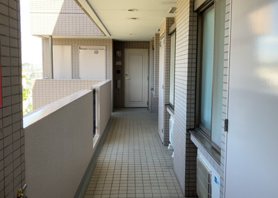 【その他共用部分】 | ドミナス多摩・南大沢 | 共有部分は、住民なら誰もが使える設備のこと。例えば駐車場やエレベーター、インターネット設備、セキュリティ設備などがあります。他にも、マンションの廊下・外部階段やエントランス・ゴミ置き場などがあります。