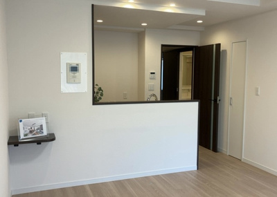 【ダイニング】 | ドミナス多摩・南大沢 | ダイニングは、食事や家族の団らんスペースとしてだけではなく、ほかの用途としても使用することができます。ダイニングテーブルを置き、食事のためのスペースを作ることでリビングとの差別化を図ることができます。