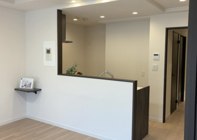 【キッチン】 | ドミナス多摩・南大沢 | L型アイランドタイプは、キッチンからダイニングにもリビングにも目が行き届くので、とても使いやすい配置です。L字型独立タイプは、キッチンを独立させてるためLDKというよりもLDといった様なイメージです。