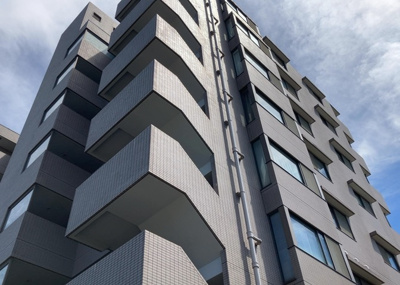 【構造・工法・仕様】 | ドミナス多摩・南大沢 | ＲＣ造、Reinforced Concreteは直訳すると補強されたコンクリートです。主に柱や梁・床・壁が鉄筋とコンクリートで構成おり、鉄筋を組んだ型枠にコンクリートを流し込んで固めたものを指します。