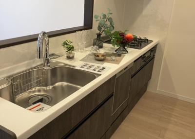 【キッチン】 | ドミナス多摩・南大沢 | 標準的なシステムキッチンの横幅は、165cm～300cm程度です。2100・2400・2550・2700などミリ単位で表記されます。普段どのように料理をするのかを想定しながら合ったサイズを選びましょう