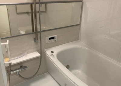 【浴室】 | ドミナス多摩・南大沢 | 入浴時の快適さも大事なことですが、綺麗な状態を維持できなければ気持ちよく入浴できません。毎日の掃除が楽という点は大事なポイントになります！カビが生えにくく掃除がしやすい、壁や浴槽を選ぶといいでしょう。