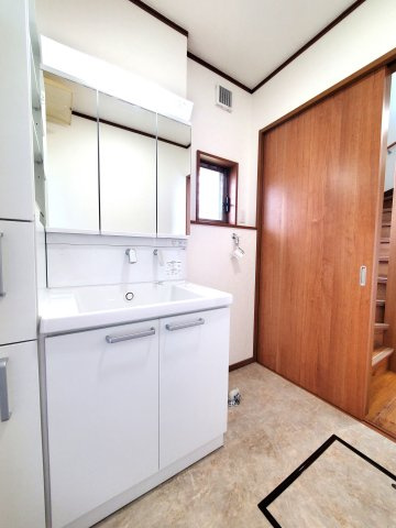 八潮市　南川崎　中古戸建の洗面所|明るい洗面所です