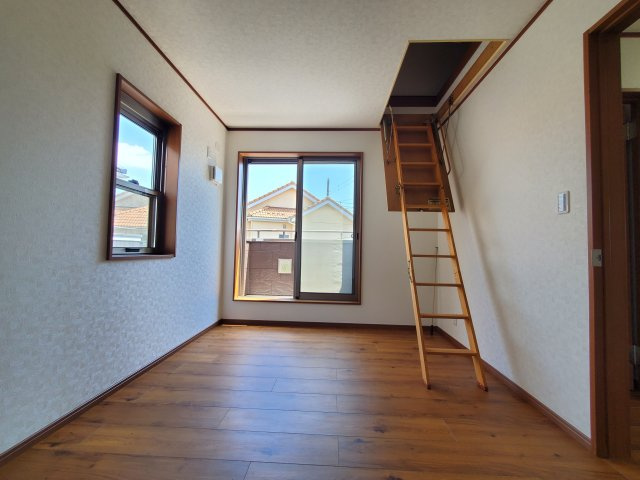 八潮市　南川崎　中古戸建の洋室|明るい洋室です