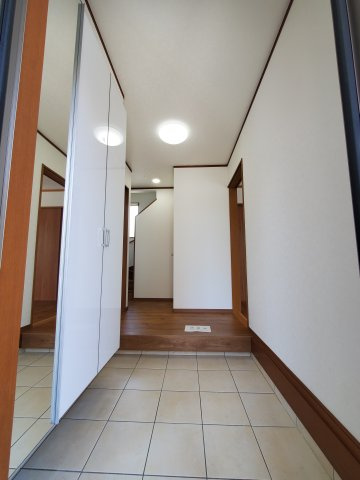 八潮市　南川崎　中古戸建の玄関|収納もある玄関です