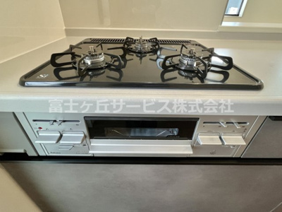 【キッチン】 | 周智郡森町円田 新築一戸建て 2号棟 | 3口ガスコンロ