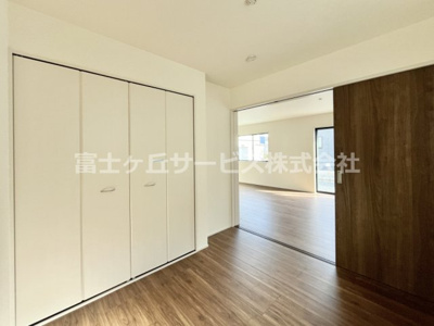 【洋室】 | 周智郡森町円田 新築一戸建て 2号棟 | LDK横の洋室4.25帖