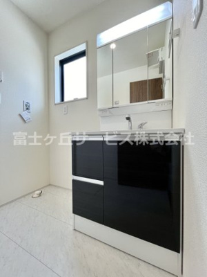 【独立洗面台】 | 周智郡森町円田 新築一戸建て 2号棟 | 独立洗面台で身支度をすべて済ませてしまいましょう