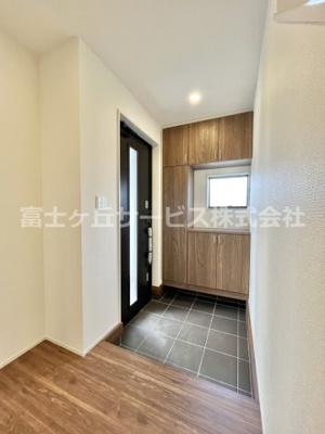【玄関】 | 周智郡森町円田 新築一戸建て 2号棟 | 明るい玄関です