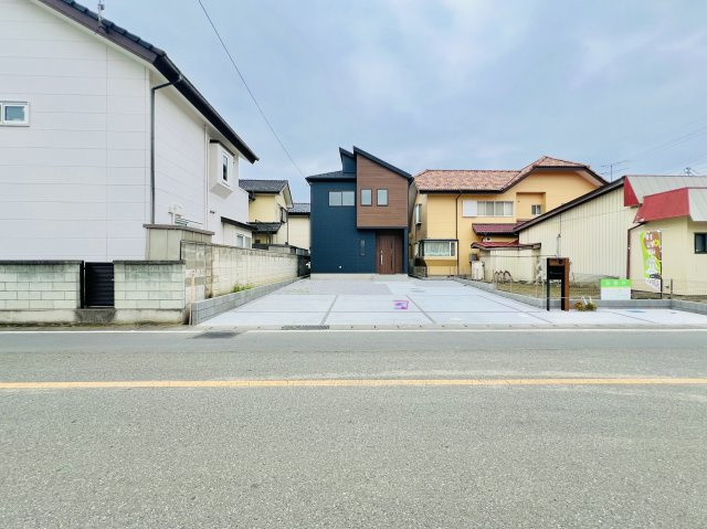 伊勢崎市宮子町の前面道路含む現地写真|前面道路広々で、駐車が苦手な方にもおススメです◎