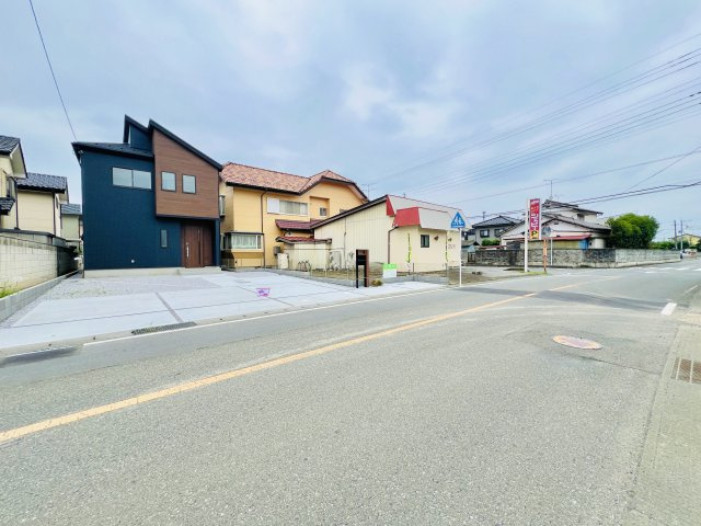 伊勢崎市宮子町の前面道路含む現地写真|間口も広く、駐車も楽々♪