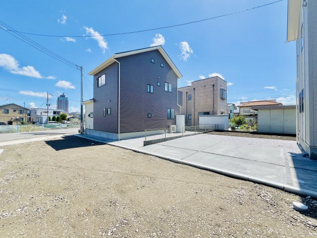 前橋市大友町の前面道路含む現地写真|敷地内で駐車も楽々♪