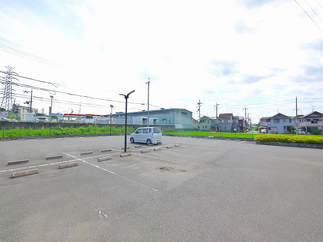 レオパレスプラヌス木津の駐車場