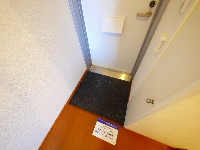 レオパレスプラヌス木津の玄関