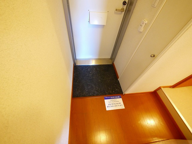 レオパレスプラヌス木津の玄関
