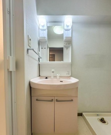 【独立洗面台】 | ライオンズマンション海老名第3 | 独立洗面台、小物を置くことができて便利です