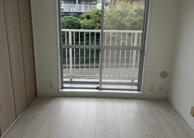 【洋室】 | エクレール第弐相模原 | 洋室のメリットは重い家具が置きやすく、身の回りが整理しやすいことです。 床がフローリングのため畳とは異なり凹みにくいです。 クローゼットなど収納が豊富で、普段使わない旅行カバンや服の整頓も簡単にです。