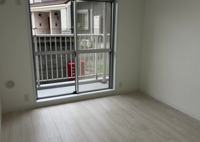 【寝室】 | エクレール第弐相模原 | 寝室でゆっくりと過ごすためにはベッド周りの適度な空間を担保することや窓の位置、照明の明るさ、寝室の広さなどを考える必要があります。自身や家族の構成とライフスタイルに併せて寝室にする部屋を選びましょう！