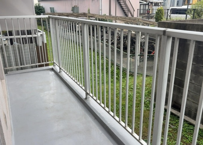 【バルコニー】 | エクレール第弐相模原 | バルコニーは、室外の専用スペースのうち、「屋根がなく開放された空間」であるものを指します。ベランダより広いタイプのものが多く、日当たりもよいため家庭菜園などを楽しみたい人にとって適した環境となります。