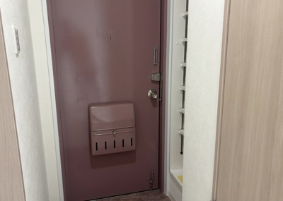 【玄関】 | エクレール第弐相模原 | 玄関は家の顔でもあり、家族以外の目にも止まる場所です。玄関は外との間を仕切る扉、靴などをしまっておく収納スペース、靴脱ぎのたたきスペース、来客とのやり取りをするドアホンなど複数のアイテムからなります。