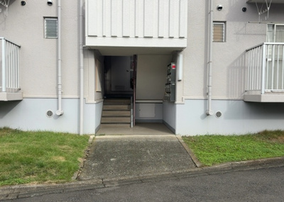 【エントランス】 | エクレール第弐相模原 | マンションのエントランスには、もともと風よけや防犯の役割がありますが、マンションによって宅配ボックスなどの設備が備わっている所もあります。日々の生活をイメージしながら生活しやすさをチェックしましょう。
