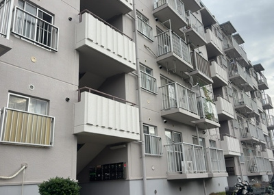 【現況写真】 | エクレール第弐相模原 | 外観はマンション管理がされているかの目安になります。築年数が古いと、壁面は劣化してひび割れが生じることも！建物が古びていても細かいところが修繕されていると、きちんと管理されているなぁと感じるでしょう。