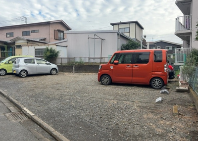 【駐車場】 | エクレール第弐相模原 | 車一台あたりに必要なスペースは、標準サイズの普通自動車で横幅2m50cm、長さ5mは必要になります。ただし、乗降のことも考慮して横幅3m30cm、長さ5m50cmほどは確保できるところを選びましょう。