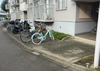 【駐輪場】 | エクレール第弐相模原 | マンションの駐輪場は、事前に空きがあるか確認を取ると安心です。せっかく入居したのに駐輪スペースがない！なんてことになったら大変ですよね。そこで、内見時や購入前にはまず事前に確認しておくと良いでしょう。