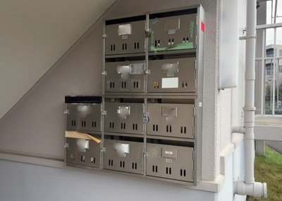 【設備】 | エクレール第弐相模原 | エントランス付近に設置されている集合ポストは、住んでいる部屋と離れているため、ポストをあさるなど誰かに何かされていても被害に気づきにくいです。入居する時には他人に特定されにくい番号で鍵をかけましょう！