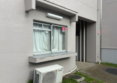 【受付】 | エクレール第弐相模原 | 受付はマンションコンシェルジュがいる場合もあれば、管理人が滞在する小部屋を総称して呼ぶことがあります。主にエントランスに設置されていることから、防犯面でも期待ができます。防犯設備がない場合はより安心！