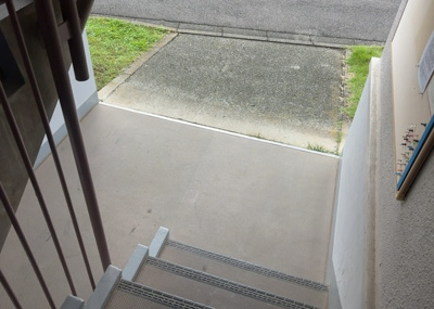 【ロビー】 | エクレール第弐相模原 | ラウンジは、マンションの共用スペースに椅子やテーブルなどを配置した利用者が寛げる空間です。屋内型ラウンジと屋外型ラウンジがあります。共用部分の管理状況と合わせて、詳細については現地でご確認ください。