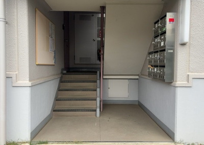 【ロビー】 | エクレール第弐相模原 | ロビーというと、エントランスと何がちがうの？と思いますよね。実はロビーとエントランスには明確な決まりはありません。物件によっては、エントランスを入って広がるある程度の広さのある空間がロビーとなります。