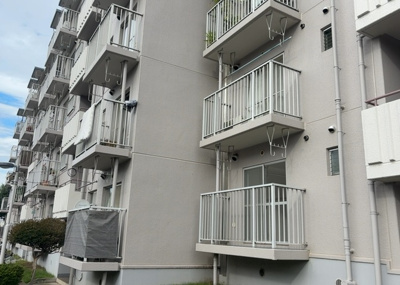 【外観】 | エクレール第弐相模原 | ＲＣ造、Reinforced Concreteは直訳すると補強されたコンクリートです。主に柱や梁・床・壁が鉄筋とコンクリートで構成おり、鉄筋を組んだ型枠にコンクリートを流し込んで固めたものを指します。