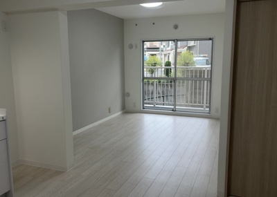 【居間・リビング】 | エクレール第弐相模原 | リビングの間取りの種類は大きくわけてリビングとダイニングが別になっているタイプ、リビングダイニング一体型です。どちらも一長一短ですので、家を選ぶ時はその両面をチェックして決めるようにしましょう。