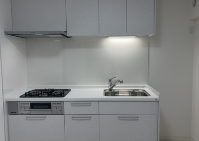 【キッチン】 | エクレール第弐相模原 | 標準的なシステムキッチンの横幅は、165cm～300cm程度です。2100・2400・2550・2700などミリ単位で表記されます。普段どのように料理をするのかを想定しながら合ったサイズを選びましょう