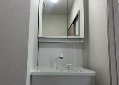 【独立洗面台】 | エクレール第弐相模原 | 洗面化粧台では顔を洗ったり、身だしなみを整えることが本来の使い方ですが、用途によっては洗面化粧台に求められる機能が違ってくるため、ご自身や家族のライフスタイルに合ったものを選ぶことをおすすめ致します。