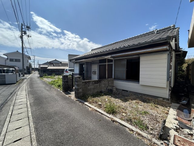 阿南市那賀川町中島　中古戸建の前面道路含む現地写真